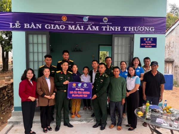 Hình ảnh cho bài viết Bàn giao nhà " Mái ấm tình thương " cho người nghèo